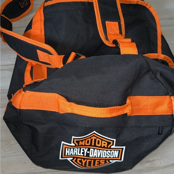 Harley-Davidson Black and Orange Duffel Bag with Iconic Branding - Picture 1 of 3